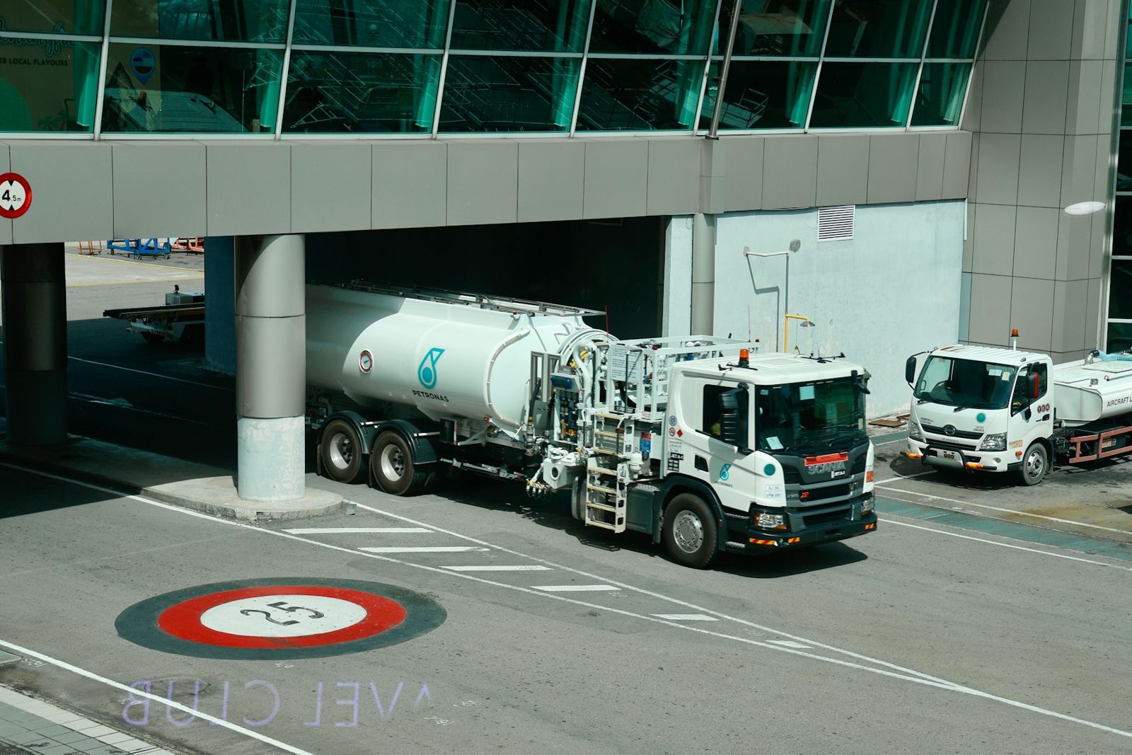 Camion-citerne de carburant devant un terminal d'aéroport